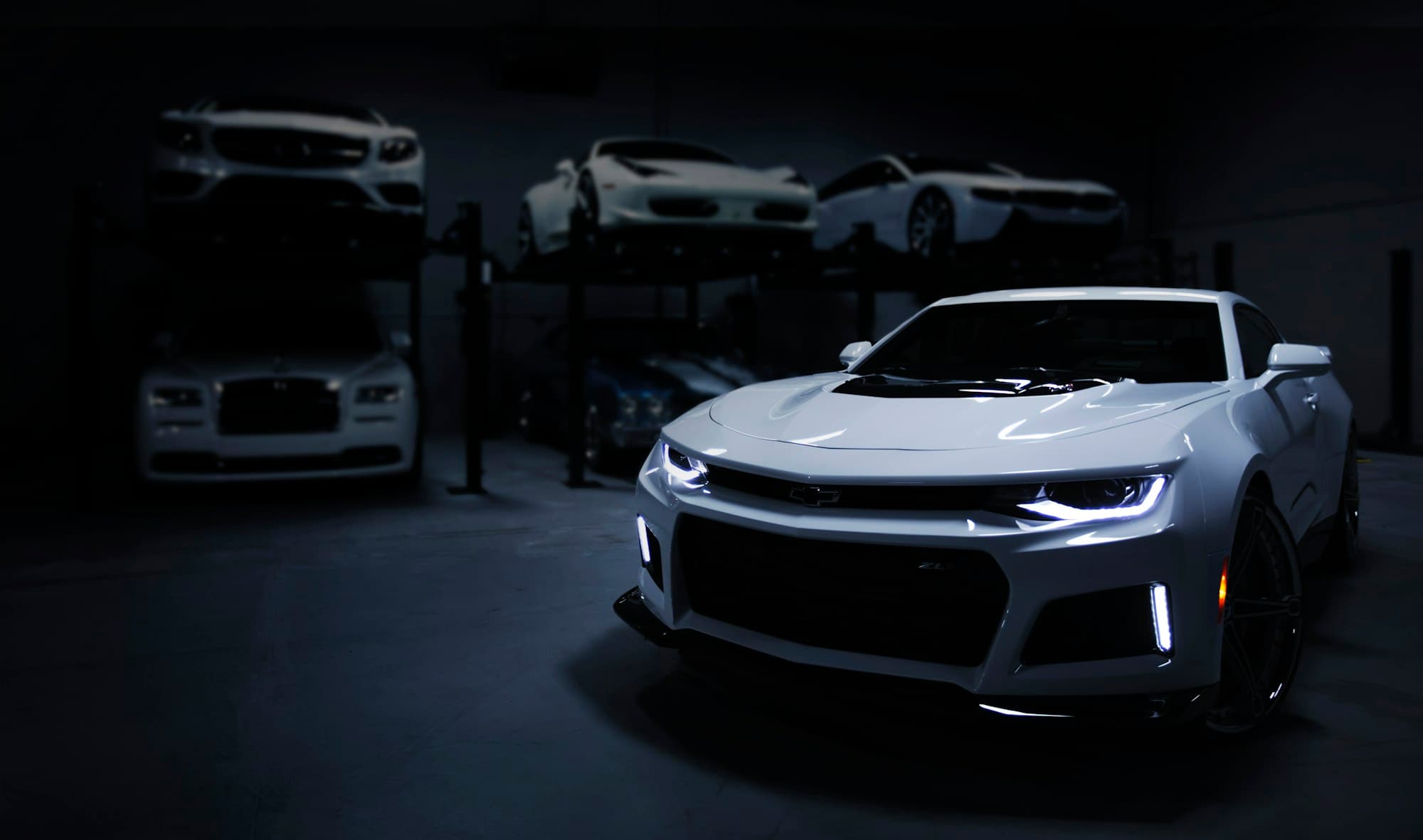 Showroom mit Fahrzeugen — Symbolmotiv für Autohaus-Demo