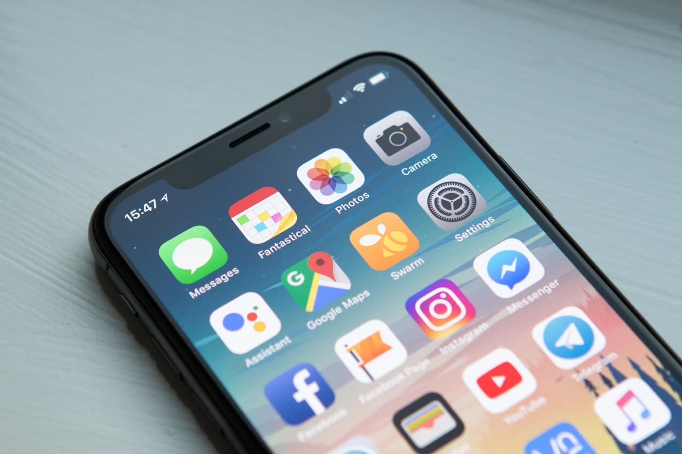 Smartphone und E-Mail-Symbolik – Sinnbild für Erreichbarkeit und Kontaktaufnahme
