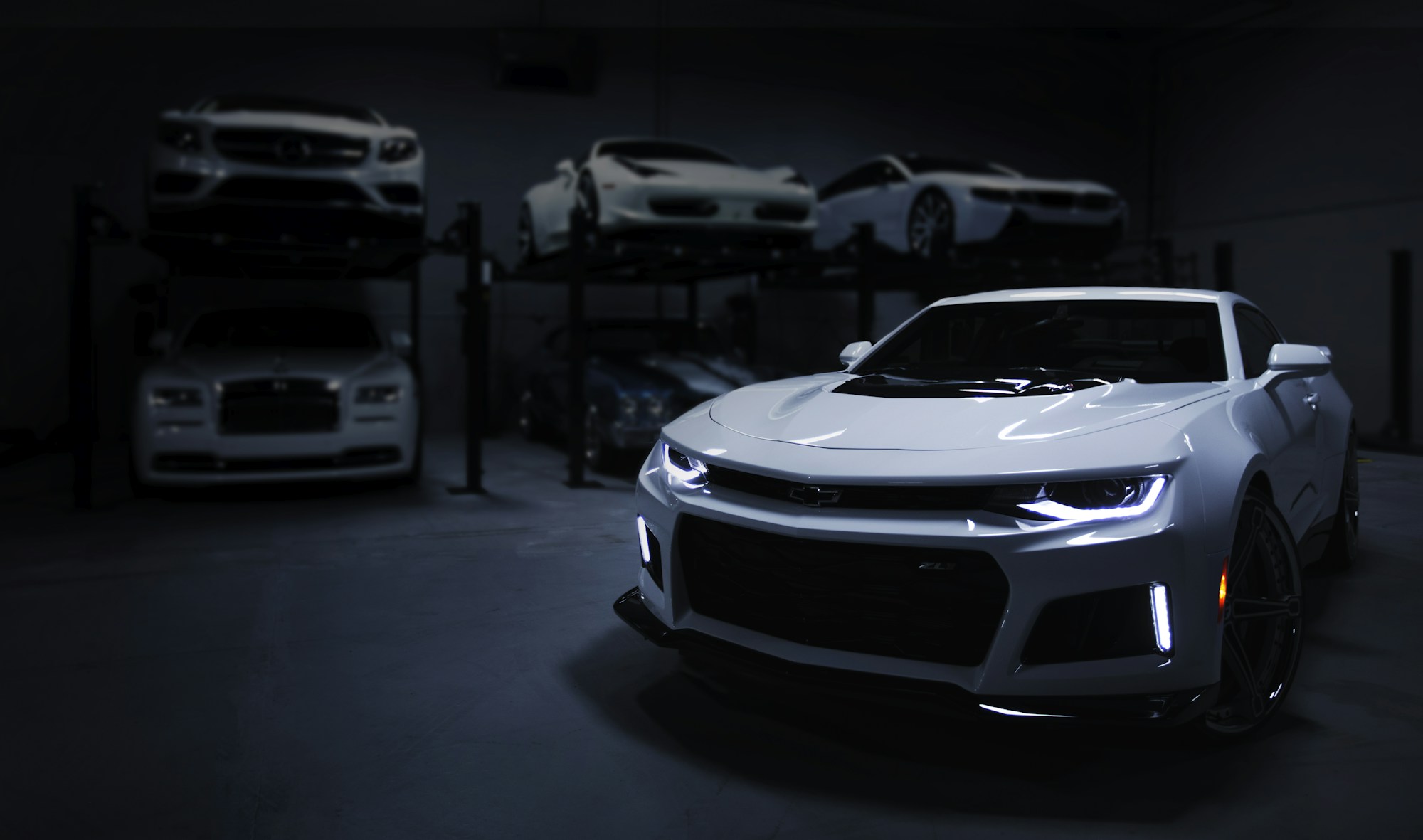 Showroom mit Fahrzeugen — Symbolmotiv